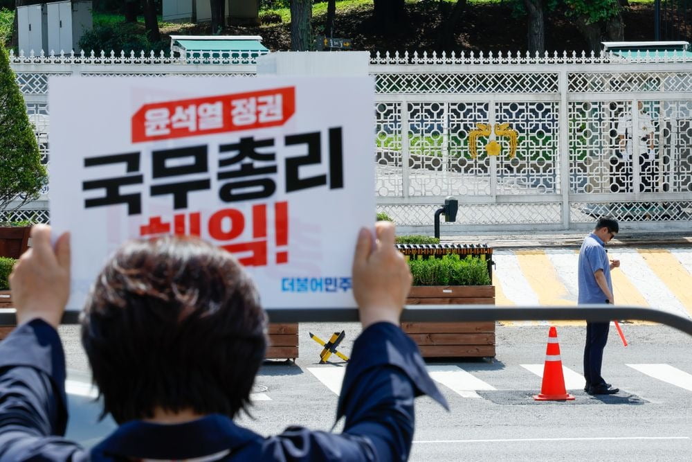 더불어민주당 소속 국회의원들이 18일 오후 서울 용산 대통령실 앞에서 '윤석열정권 국정전면쇄신 및 내각총사퇴 촉구 인간띠 잇기 피켓시위'를 하고 있다. 사진=뉴스1