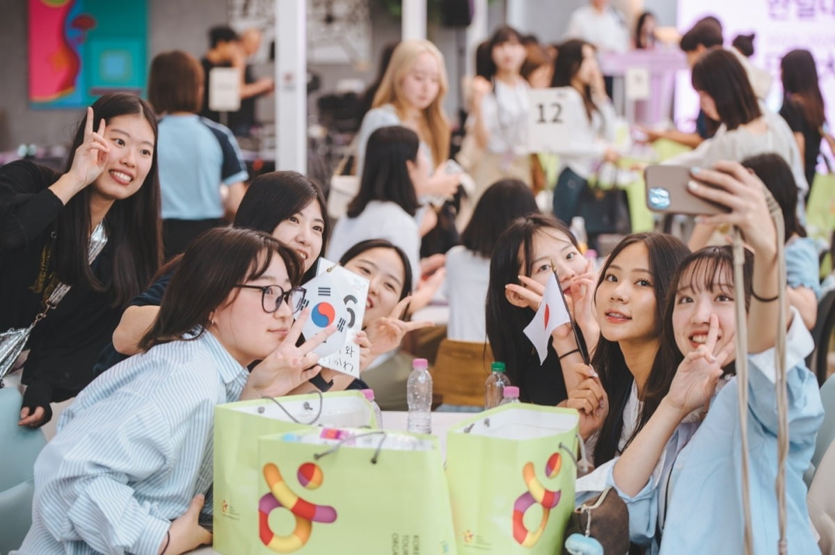 한일 양국 대학생들이 지난 9일 인천 동양염전 베이커리에서 열린 한일 대학생 우정더하기 행사에서 서로 자기소개를 한 뒤 기념촬영을 하고 있다.  /한국관광공사 제공