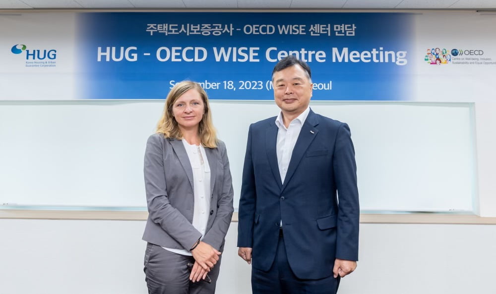 지난 18일 여의도 태흥빌딩에서 진행된 면담 후 유병태 HUG 사장(오른쪽)과 로미나 보아리니(Romina Boarini) OECD WISE 센터장(왼쪽)이 기념사진을 찍고 있다.  /HUG 제공