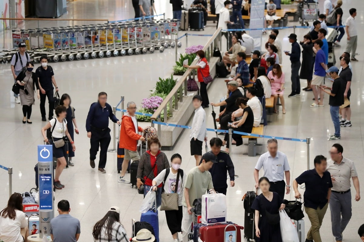 여름 휴가철인 지난 7월 인천국제공항 제1여객터미널 입국장이 한국에 입국한 일본인 관광객들로 붐비고 있다.  /뉴스1