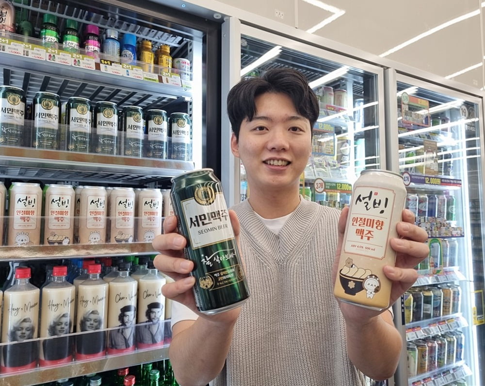 편의점 CU가 19일 1500원짜리 초저가 맥주 '서민맥주(왼쪽)'와 인절미맛 막걸리의 맥주 버전 '설빙 인절미향 맥주'를 출시했다.  /BGF리테일 제공 