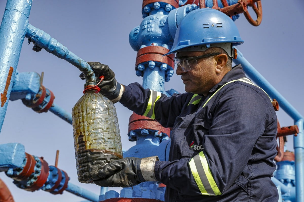 아제르바이잔 수도 바쿠에서 약 100㎞ 떨어진 카스피해의 해상도시 '네프트 다슬라리' 석유시추시설에서 한 작업자가 테스트용 원유를 시추하고 있다.  /EPA