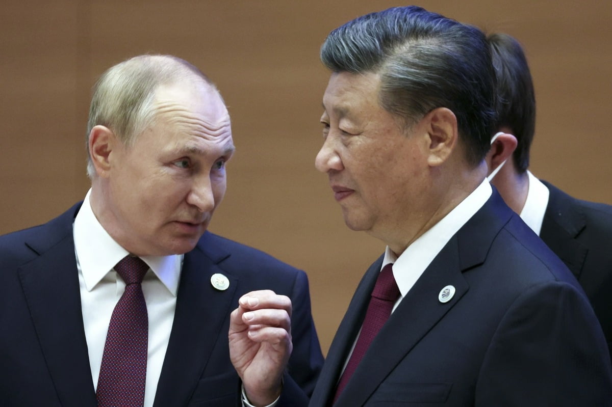 블라디미르 푸틴 러시아 대통령이 지난해 9월 우즈베키스탄 사마르칸트에서 열린 상하이협력기구(SCO) 정상회의에서 시진핑 중국 국가주석과 대화하고 있다.  /AP