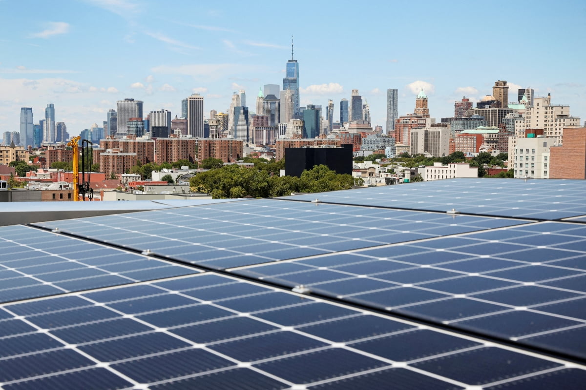 지난해 8월 미국 뉴욕 브루클린 파크슬로프 지역 목재 콘도 건물인 팀버하우스 옥상에 태양광 패널이 설치돼있다. /로이터