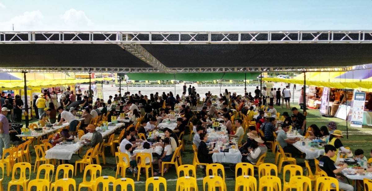 전남 신안군 팔금도에서 열린 섬 왕새우 축제 현장에서 방문객들이 왕새우를 맛보고 있다. 신안군 제공