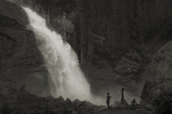 폭포에서_Im Wald_Am Wasserfall_2020 © Erwin Olaf , 사진제공 공근혜갤러리