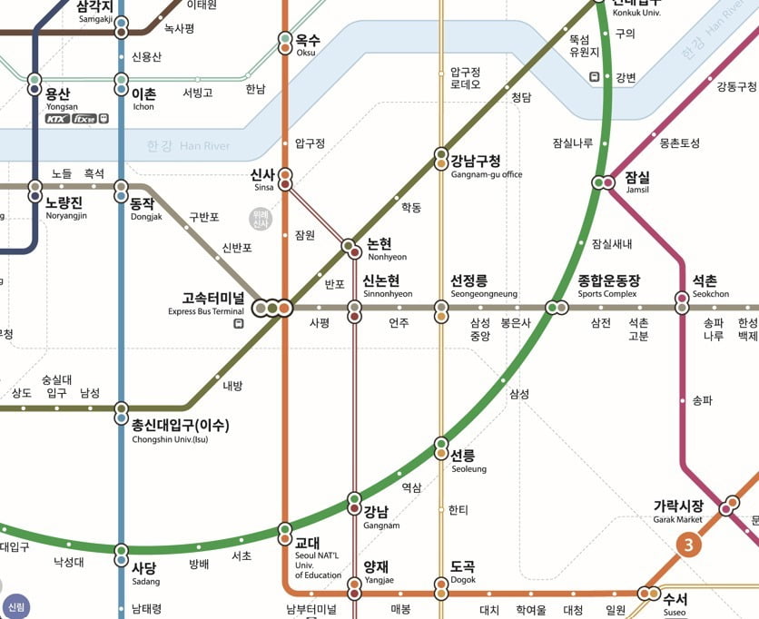 시민 전문가들은 지하철 2호선을 유일하게 원형으로 표현하자 역 간 여백이 다소 커졌다고 지적한다.  /사진=서울시