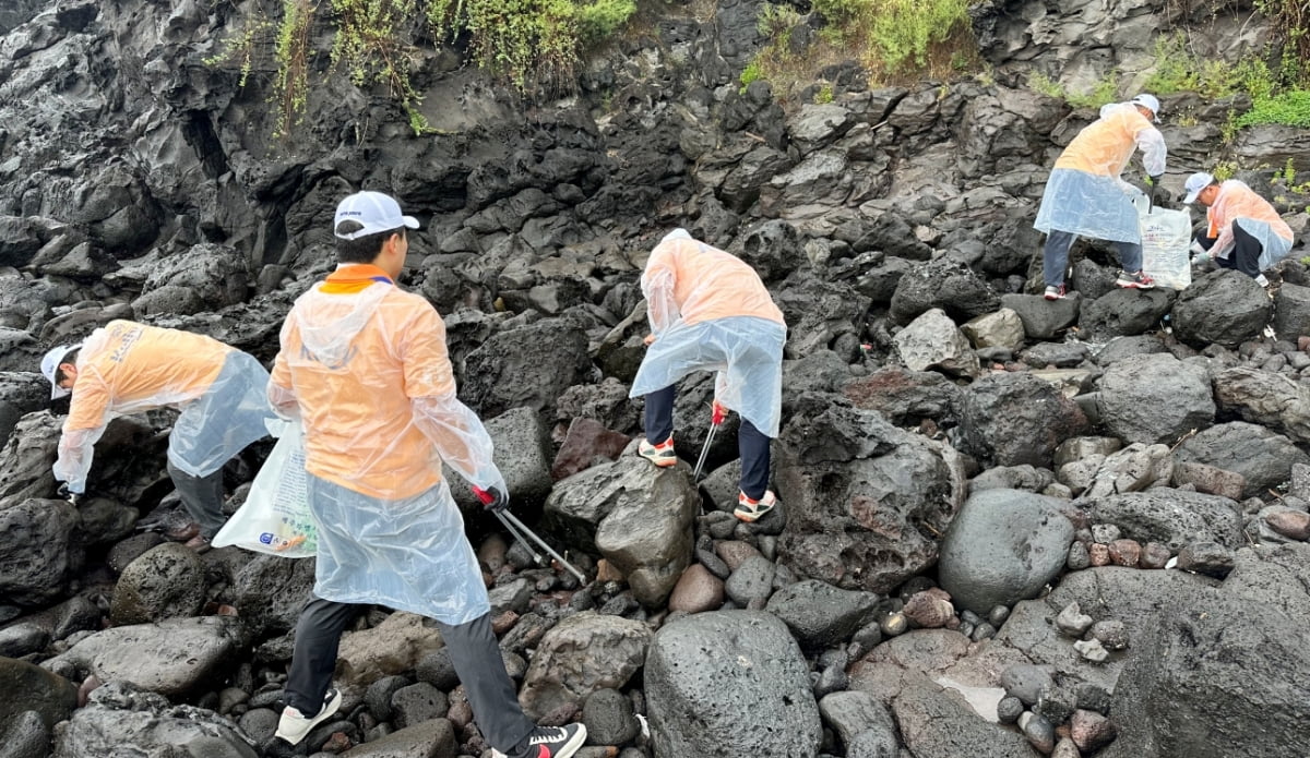 온라인카지노추천는 지난 12일 제주도 닭머르 해안에서 '반려해변 정화활동'을 실시했다고 21일 밝혔다. 사진=하이트진로