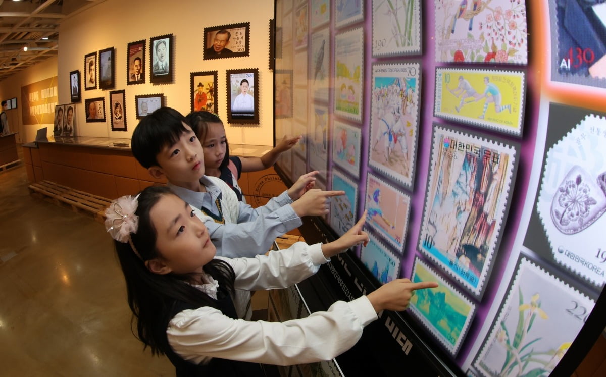 21일 서울 광화문 세종문화회관 미술관에서 열린 '대한민국 우표전시회'에서 어린이들이 AI 우표 아카이브를 체험하고 있다./사진=최혁 기자