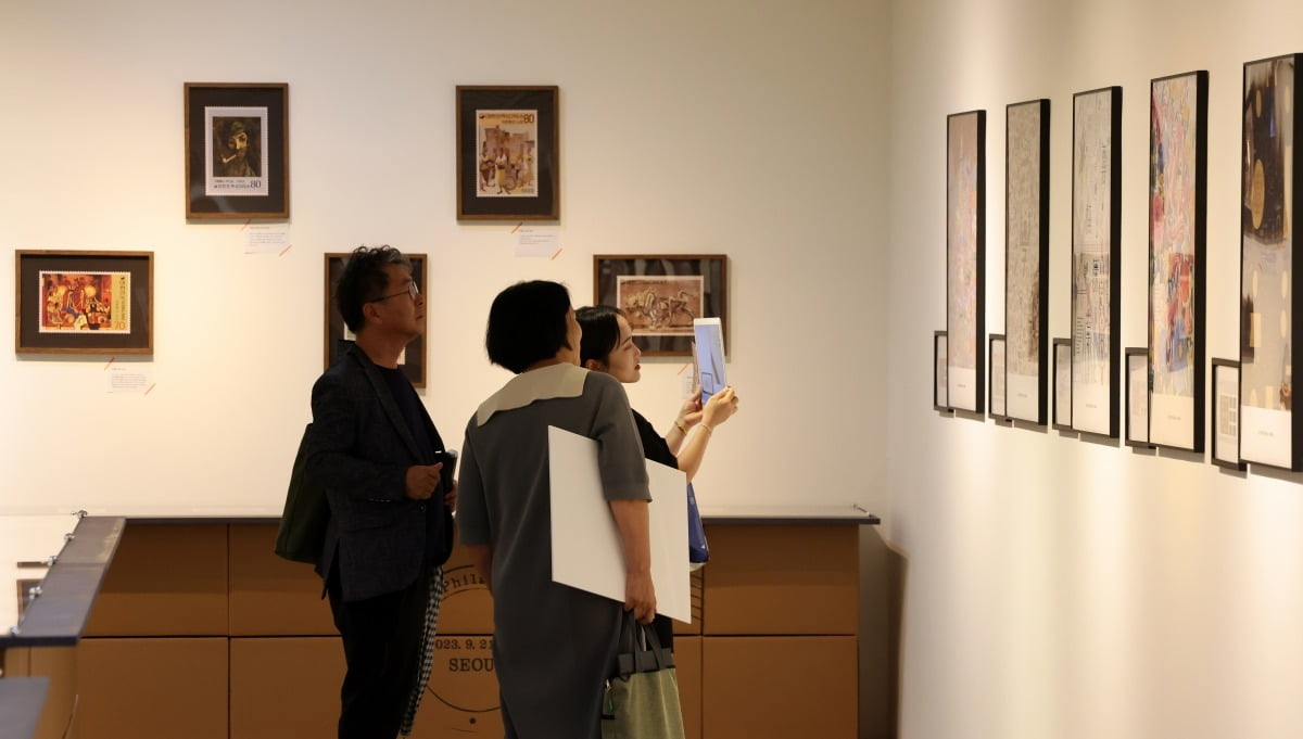 21일 서울 광화문 세종문화회관 미술관에서 시민들이 '대한민국 우표전시회'를 관람하고 있다./사진=최혁 기자