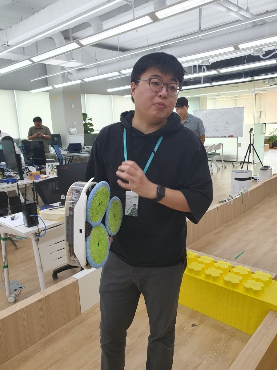 백인철 SW개발팀 차장이 로봇 청소기 기술을 설명하고 있다. 윤현주 기자