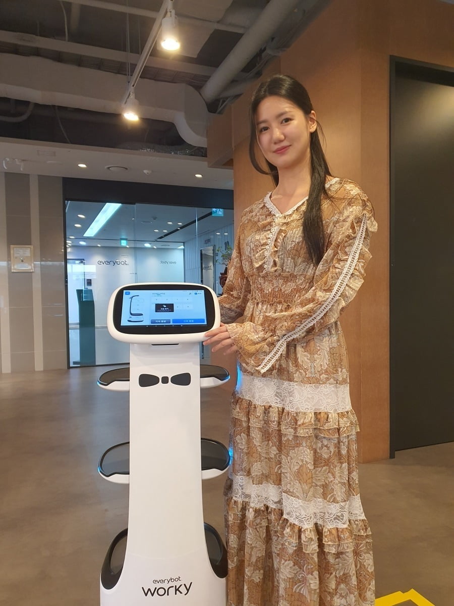 백효은 경영지원부 사원이 서빙 로봇 '에브리봇 워키'를 소개하고 있다. 윤현주 기자