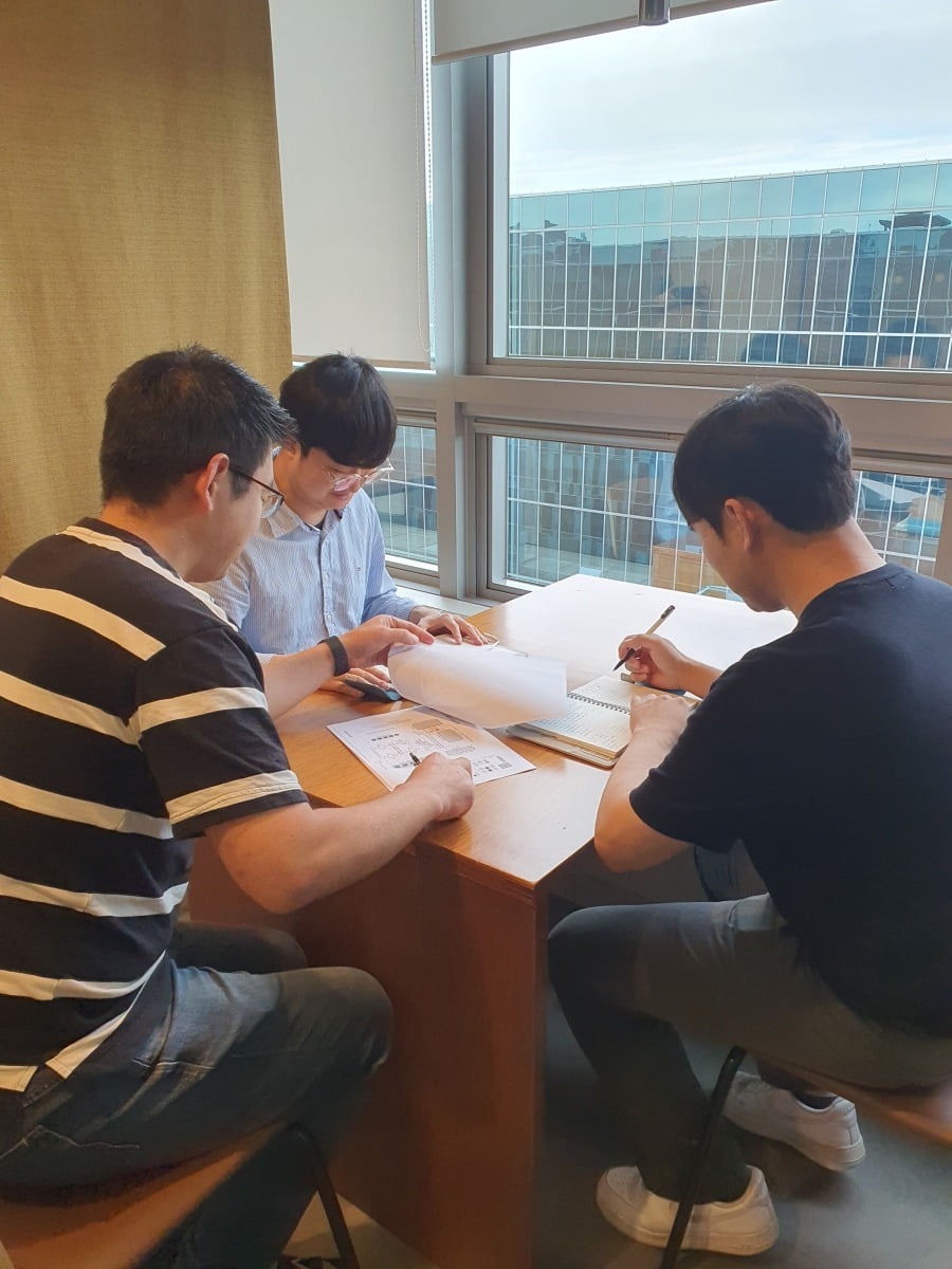 에브리봇 연구소 직원들이 소규모 회의실에서 아이디어를 나누고 있다. 윤현주 기자