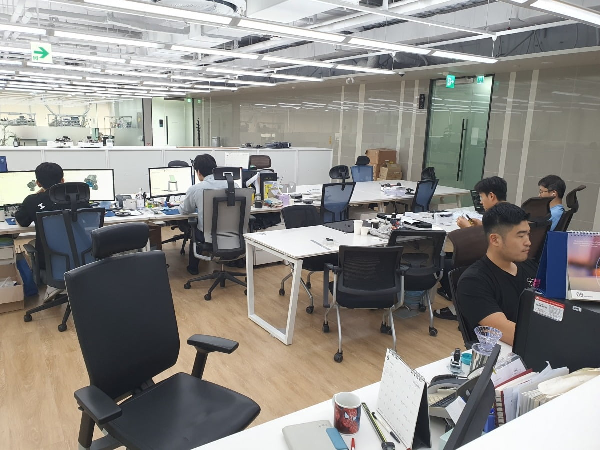 에브리봇 직원들이 제품 경쟁력 강화를 위해 업무를 보고 있다. 윤현주 기자