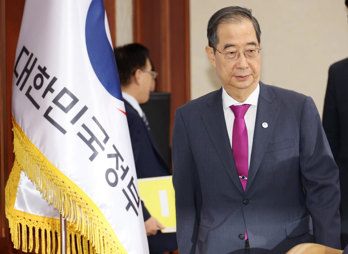 더불어민주당이 발의한 한덕수 국무총리 해임건의안이 21일 국회 본회의에서 가결됐다. 총리 해임건의안이 국회를 통과한 것은 헌정 사상 처음이다.한 총리가 21일 오후 정부서울청사에서 국정현안관계장관회의를 주재하기 위해 회의장에 들어서고 있다.  /강은구 기자