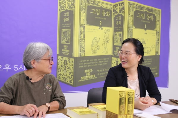 <그림 동화>를 번역한 전영애(왼쪽), 김남희 교수가 지난 18일 온라인 간담회에서 번역 과정을 설명하며 웃고 있다. 민음사 제공