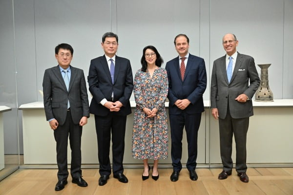 왼쪽부터 삼성문화재단 류문형 대표, 한국국제교류재단(KF, Korea Foundation) 김기환 이사장,  메트로폴리탄박물관 Eleanor Soo-ah Hyun 한국국제교류재단-삼성문화재단 한국미술 큐레이터, Max Hollein 관장, Maxwell K. (Mike) Hearn 아시아미술부장.