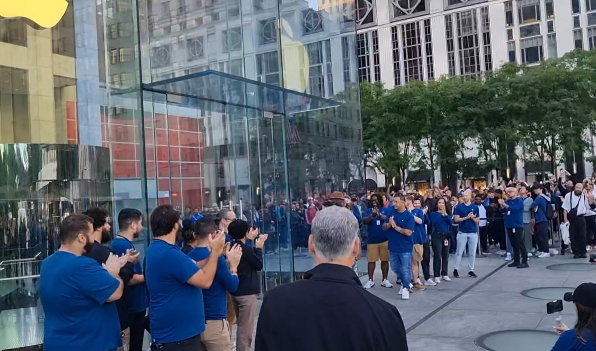 아이폰 15 판매가 시작되기 전 박수치며 환호하는 애플 매장 직원들