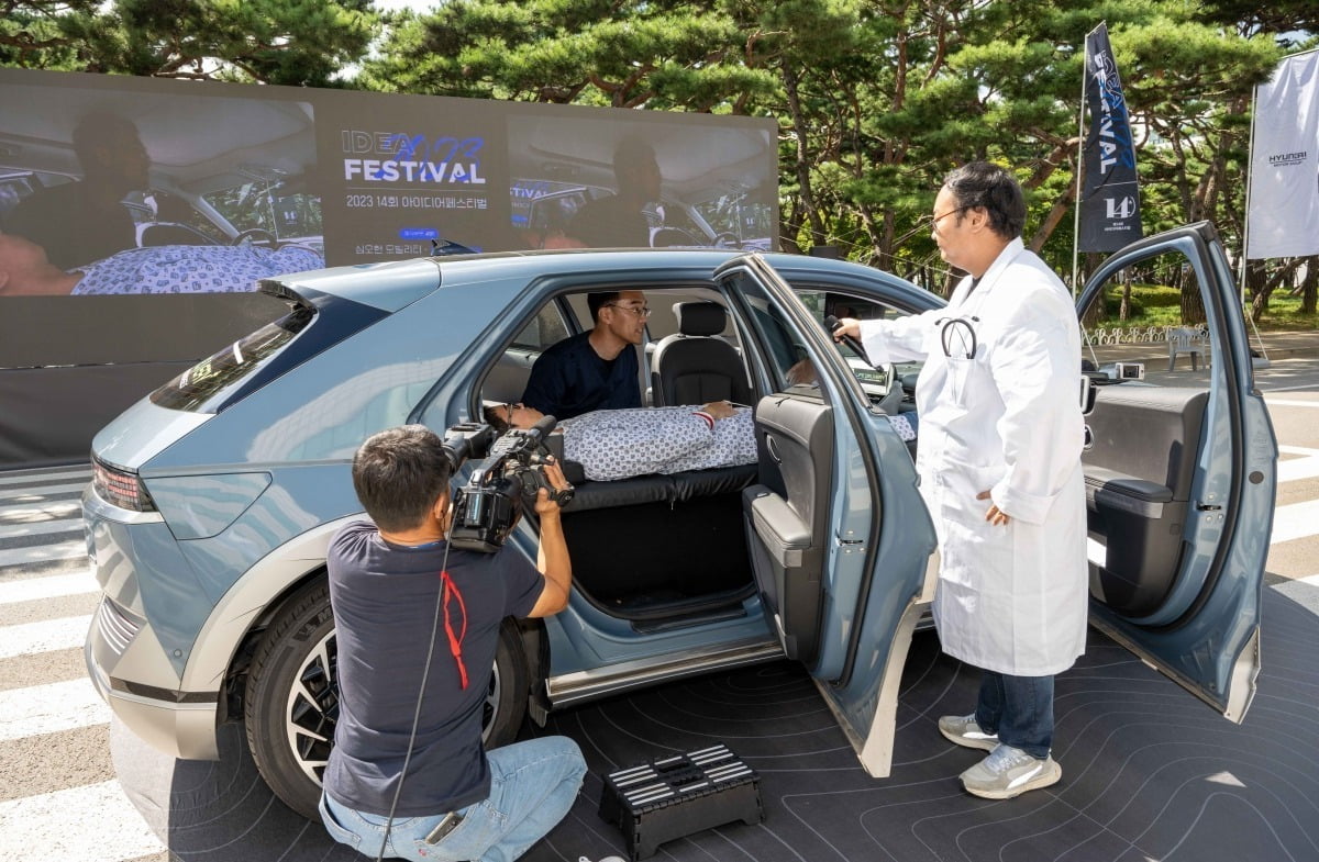 제작 부문 최우수상을 수상한 ‘심오헌 모빌리티’팀이 전기차의 장점을 이용한 ‘찾아가는 인공신장실’을 시연하는 모습. 투석 장비를 비치해 차량에서 간호사가 원격으로 의사와 실시간 진단을 통해 투석을 진행한다.  /현대차·기아 제공