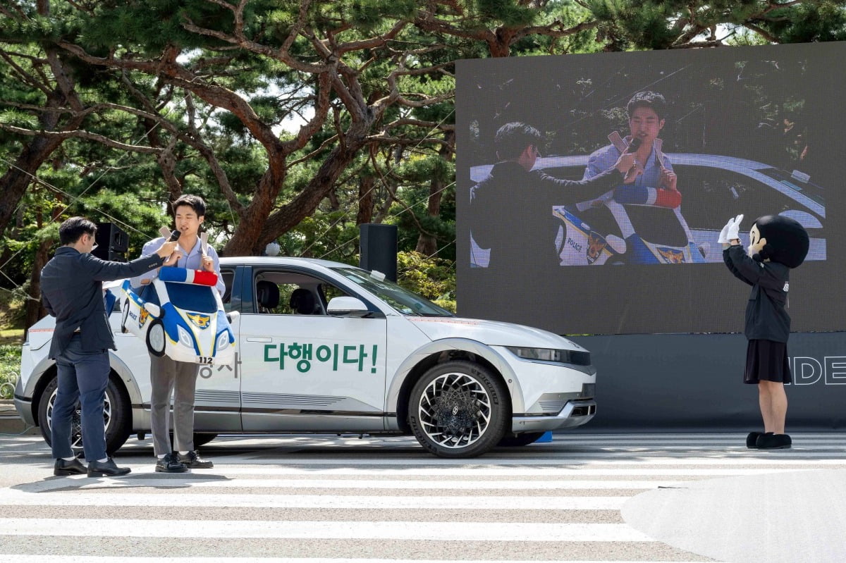 제작 부문 우수상을 수상한 ‘V2S’팀이 사각지대에서 발생하는 안전사고 예방을 위한 사회 안전망 구축 기술을 시연하는 모습.  /현대차·기아 제공