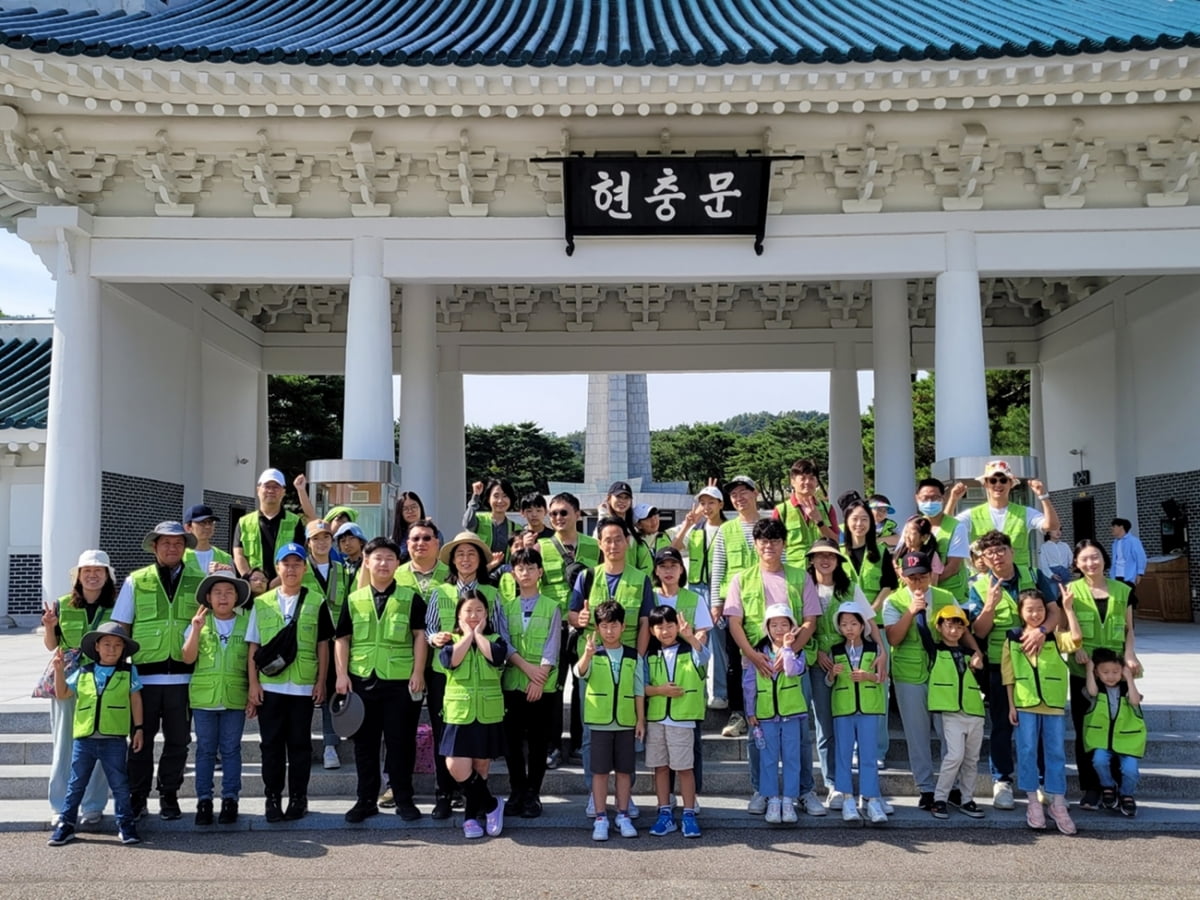 현대엔지니어링 임직원 및 임직원 가족이 지난 23일 ‘현충원 묘역 정화 봉사활동’을 진행하고 단체사진을 촬영하고 있다. 사진=현대엔지니어링 