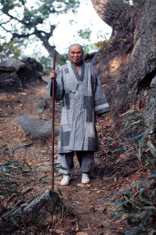 성철스님(1912~1993). 생전에 누더기 장삼을 입고 지팡이를 짚은 모습. 백련불교문화재단 제공