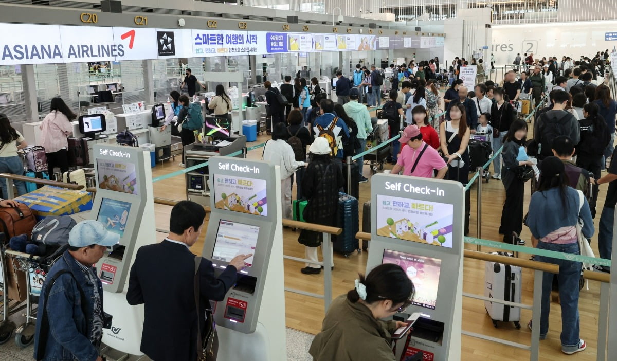 추석 황금연휴를 앞둔 25일 오전 인천국제공항 1터미널 출국장이 여행객들로 붐비고 있다./사진=최혁 기자