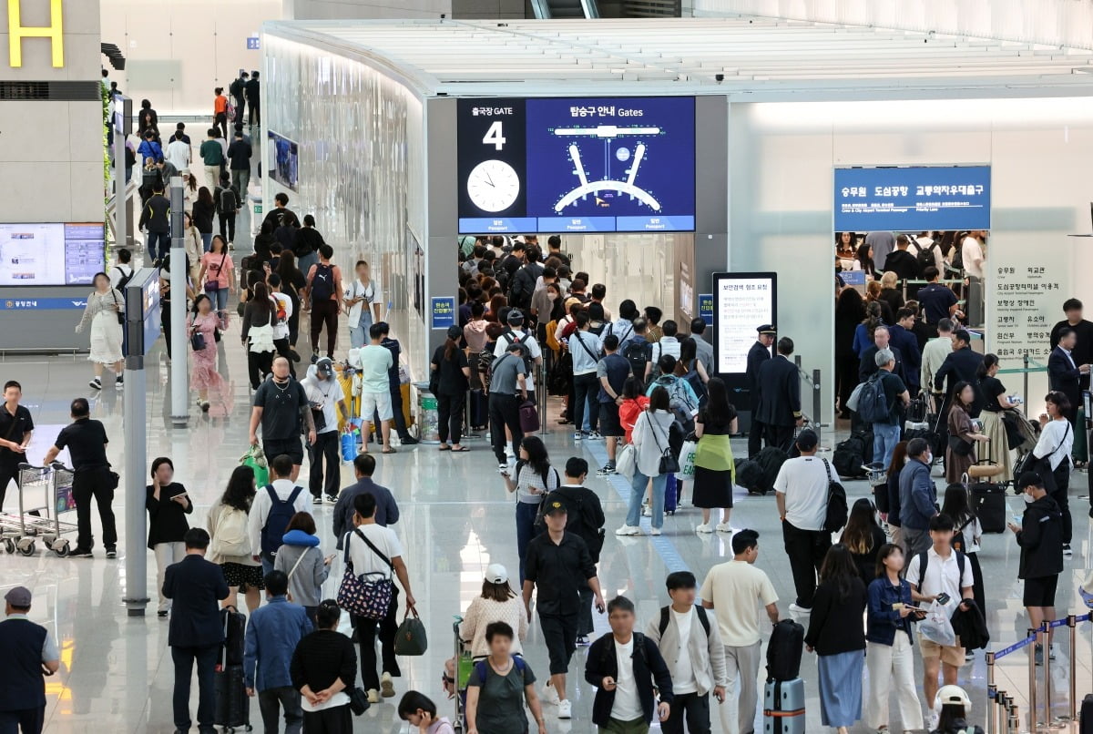 추석 황금연휴를 앞둔 25일 오전 인천국제공항 1터미널 출국장이 여행객들로 붐비고 있다./사진=최혁 기자