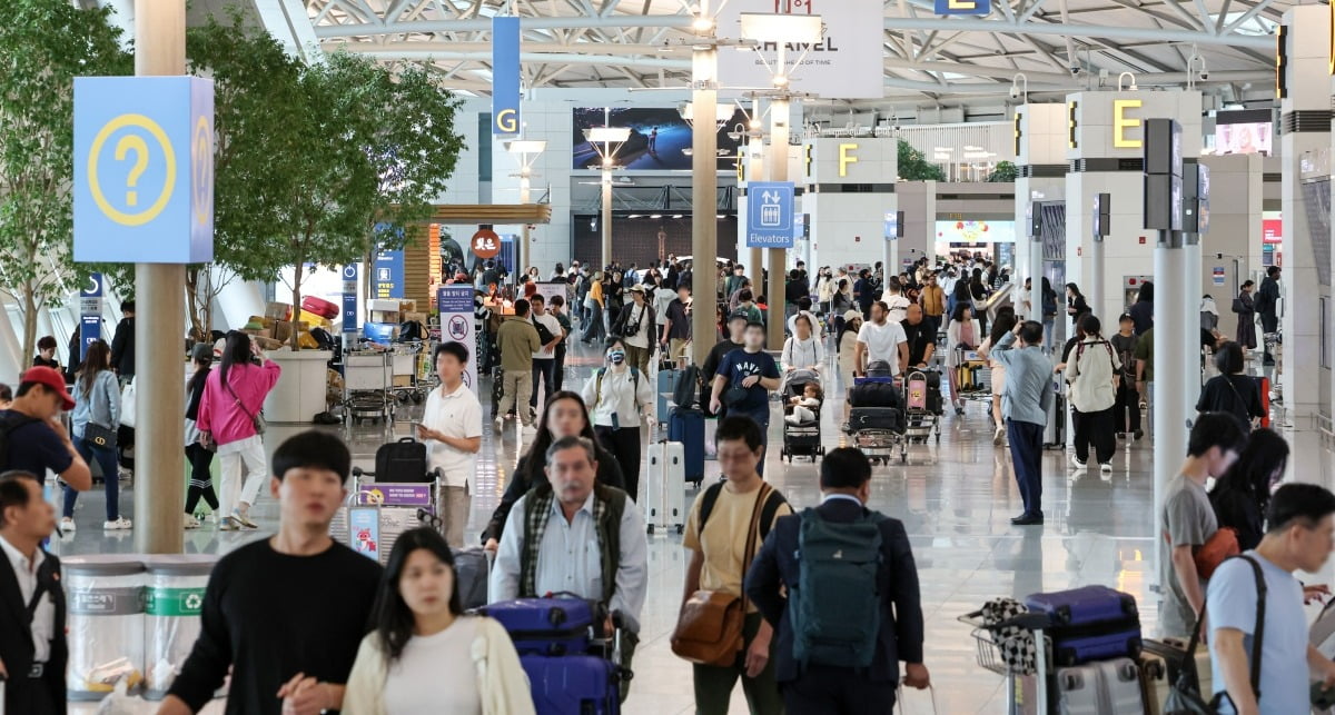 추석 황금연휴를 앞둔 25일 오전 인천국제공항 1터미널 출국장이 여행객들로 붐비고 있다./사진=최혁 기자