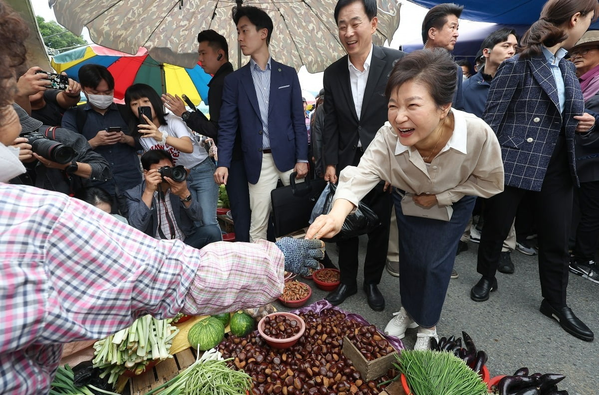 박근혜 전 대통령이 25일 대구 달성군 현풍시장에서 장을 보고 있다. 연합뉴스