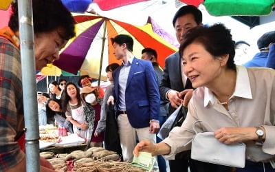 박근혜, 대구 전통시장 찾았다…손뼉 치고 환호한 시민들