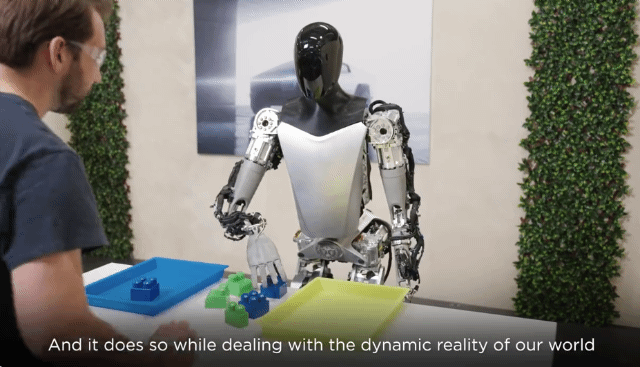 테슬라의 휴머노이드 로봇 '옵티머스'가 사람 실험자의 방해에도 블록을 분류해 옮기고 있다. 출처=테슬라 X