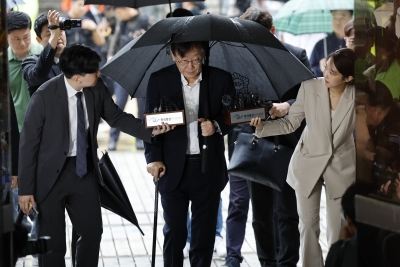 지팡이 짚고 법정 향한 이재명…구속 여부 이르면 오늘 밤 결정