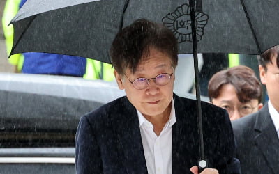 [포토] 이재명, '지팡이 짚고 법원 출석'