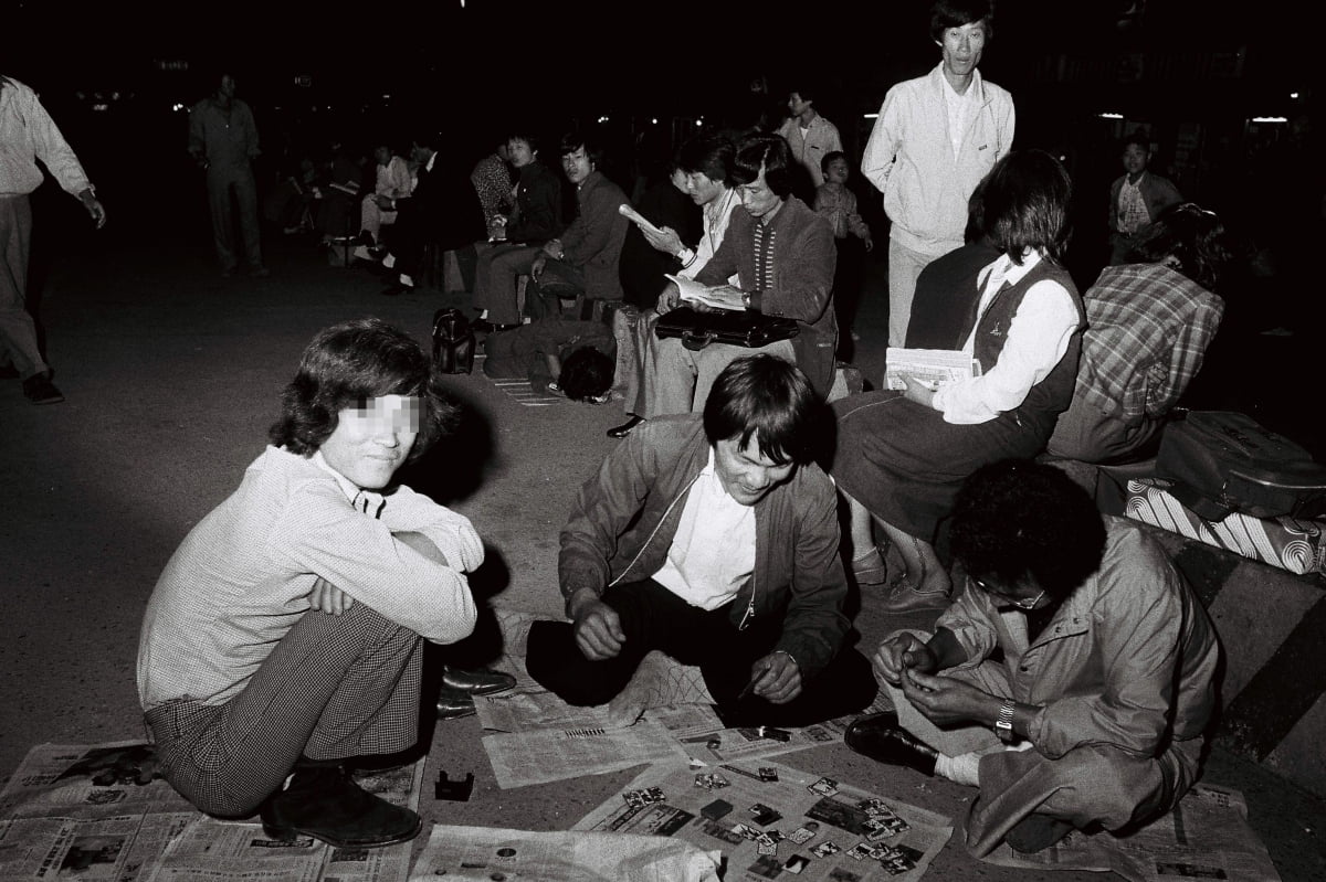 1982년 09월 23일 시민들이 서울 용산역 광장에서 화투를 치며 아침이 오길 기다리고 있다. /한경디지털자산