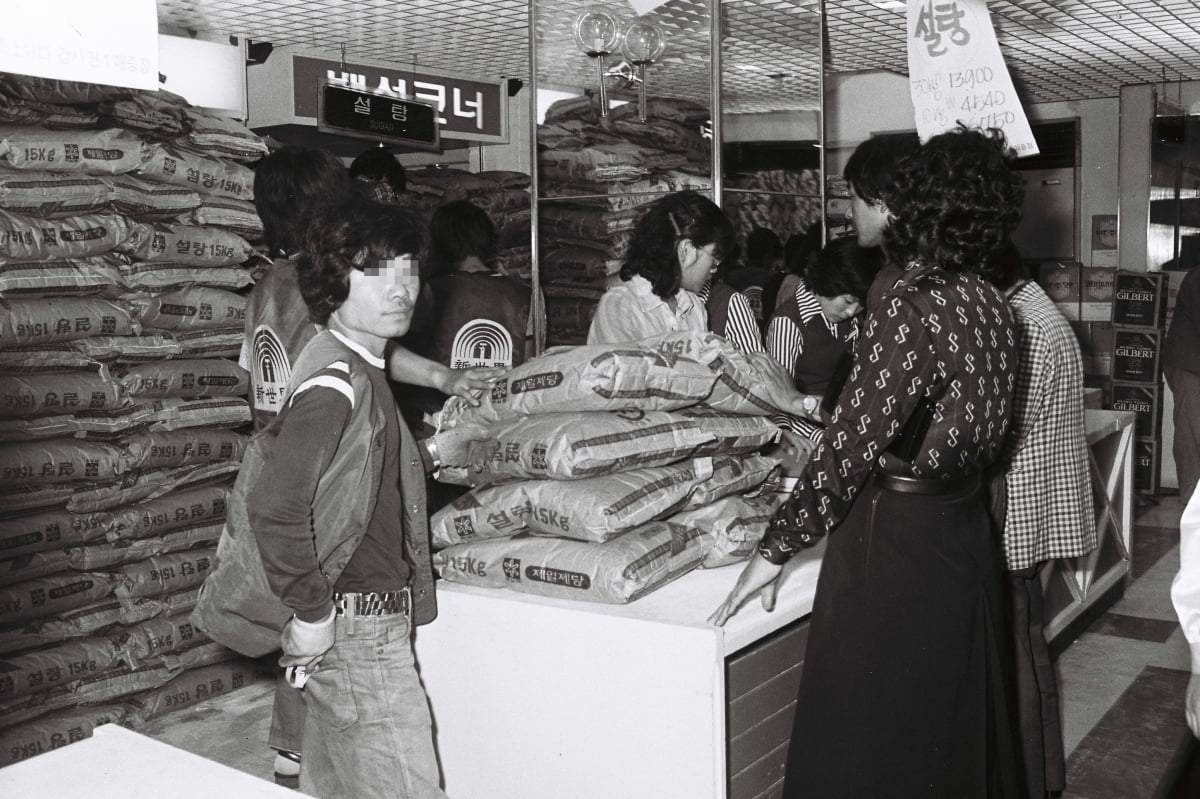 1979년 10월 02일 고객들이 서울 신세계백화점에서 선물용 설탕을 살펴보고 있다. 