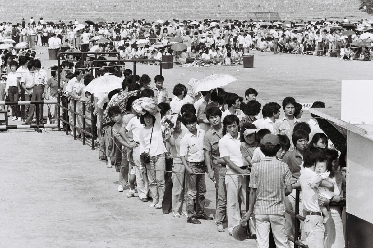 1986년 9월 5일 추석 명절을 맞아 고향으로 귀성하려는 사람들이 승차권을 구입하기 위해 서울 보래매공원에서 줄을 서서 기다리고 있다