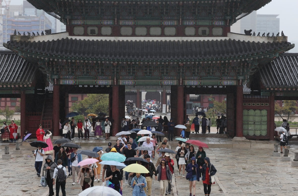 사진과 기사는 무관합니다. 추석 연휴 시작 하루 전인 28일 서울 종로구 경복궁에서 시민들과 관광객들이 우산을 쓰고 궁을 관람하고 있다.