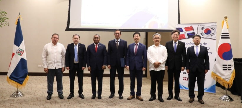 한국공항공사는 도미니카공화국 페데르날레스 신공항의 건설사업관리 관련 사업제안서를 제출했다. 사진 왼쪽부터 엑토르 포르세야 항공청장, 우고 리베라 외교부 차관, 빅토르 피차르도 공항청장, 시그문드 프레운드 민관협력사업청장, 윤형중 한국공항공사 사장, 이상열 주도미니카공화국 대사관 대사, 김용구 도화엔지니어링 사장, 홍점표 한국공항공사 해외사업실장