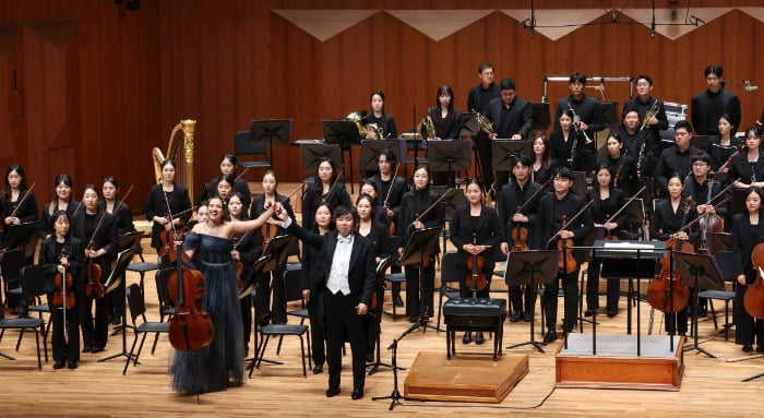 27일 예술의전당 콘서트홀에서 열린 온라인 카지노 사이트아르떼필하모닉 '2023 더 클래식 시리즈8' 에서 지휘자 지중배와 첼리스트 카미유 토마. /최혁 기자 