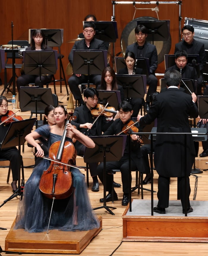 27일 예술의전당 콘서트홀에서 열린 온라인 카지노 사이트아르떼필하모닉 '2023 더 클래식 시리즈8' 에서 지휘자 지중배와 첼리스트 카미유 토마. /최혁 기자 