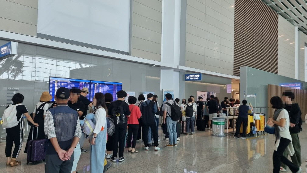 28일 오후 인천국제공항 제2여객터미널 출국장 모습. 강준완 기자