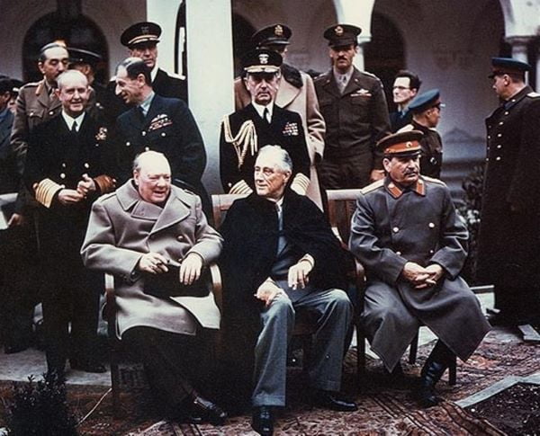 영국, 미국, 소비에트 연방의 정상이 1945년 크림반도 얄타에서 열린 회담에 앞서 기념 촬영을 하고 있다. 왼쪽부터 윈스턴 처칠 영국 수상, 프랭클린 루즈벨트 미국 대통령, 이요시프 스탈린 소비에트 연방 총리.
