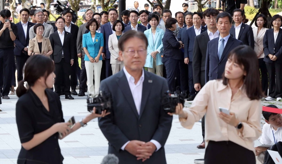 ‘쌍방울 그룹 대북 송금’ 의혹으로 12일 오후 수원지방검찰청에 출석한 이재명 더불어민주당 대표를 당 지도부들이 마중나와 지켜보고 있다./김범준 기자