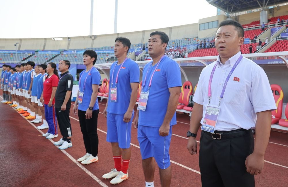 30일 중국 원저우 스포츠센터 스타디움에서 열린 2022 항저우 아시안게임 여자축구 8강전 한국과 북한의 경기. 북한 여자축구 대표팀 리유일 감독이 국가를 부르고 있다. 사진=연합뉴스