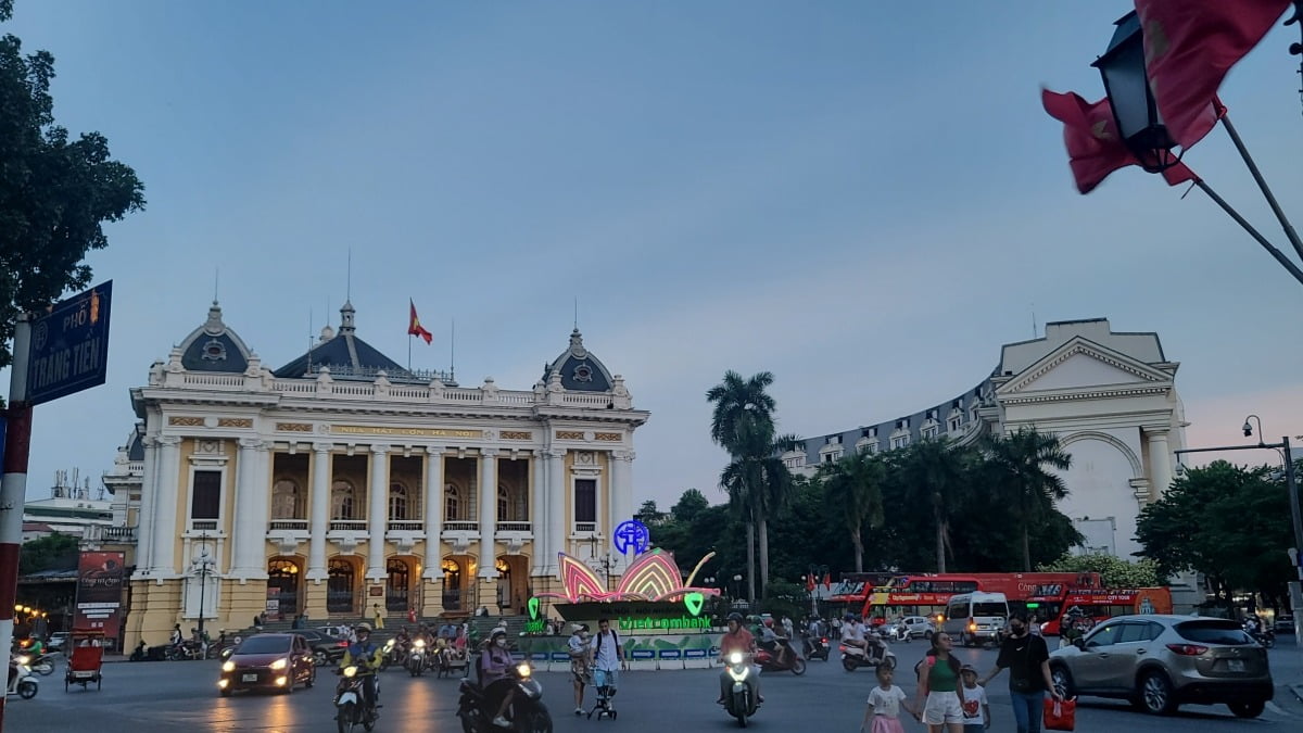 베트남 수도 하노이 오페라하우스 앞 교차로가 자동차와 오토바이들로 붐비고 있다. 송영찬 기자
