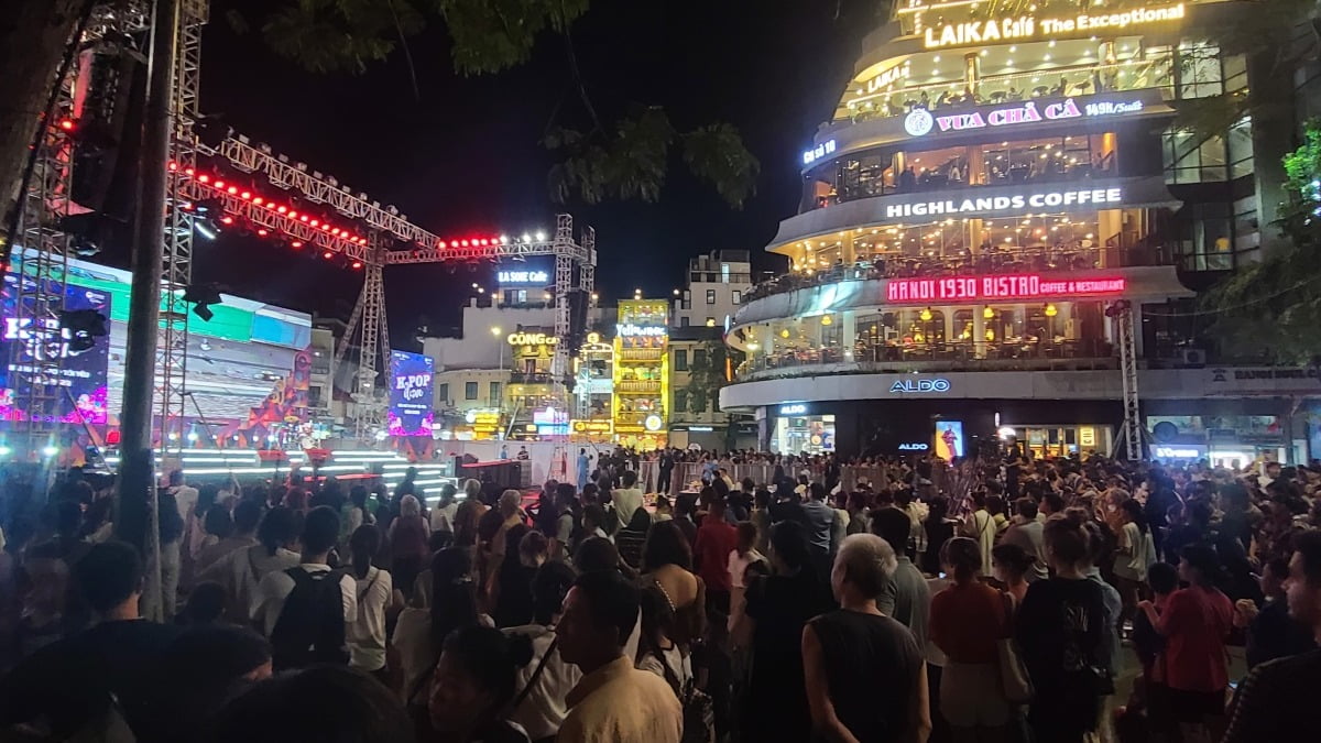 지난달 22일 베트남 수도 하노이 호안끼엠 호수 인근 동킨 응이아툭 광장에서 열린 K팝 행사에 사람들이 밀집해 있다. 송영찬 기자