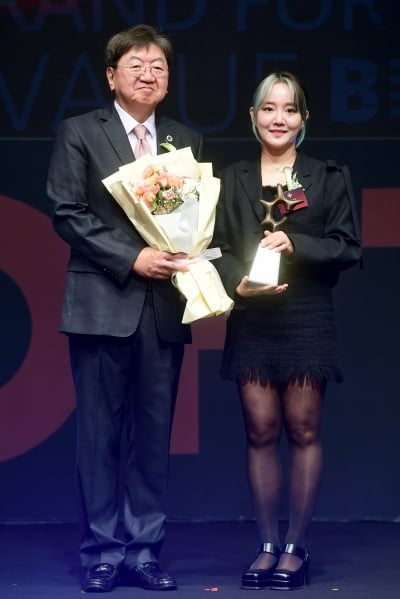 [포토] 윤하, '2023 올해의 브랜드 대상' 여성보컬 부문 수상