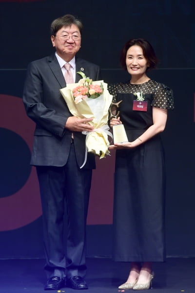 [포토] 박경림, '2023 올해의 브랜드 대상' MC 부문 수상