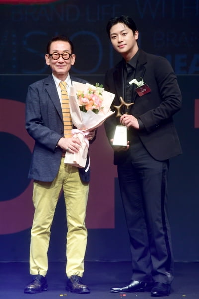 [포토] 이신영, '2023 올해의 브랜드 대상' 남자배우 라이징스타 부문 수상